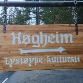 Logoen til LOKALET HØGHEIM