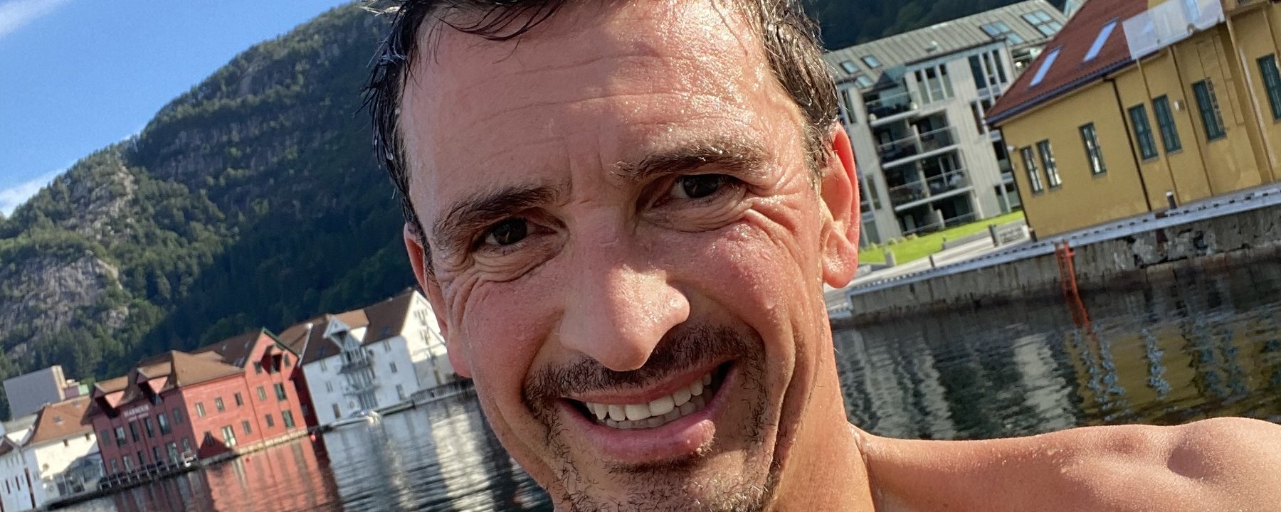 Prosjektbilde for Robert svømmer tyve tusen meter, for Kirkens Bymisjon Bergen i ADO arena 27. februar.