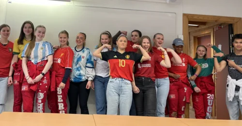 Prosjektbilde for Fotballtrøyefredag for Barnekreftforeningen💛