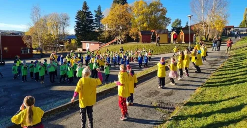 Prosjektbilde for Skatval skole løper for barn i krig