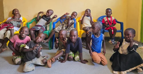 Prosjektbilde for Bare 10 Kr kan vi endre Livet til Barn i Uganda som Ikke får nok matog klær. Gjør en forskjell.