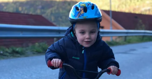 Prosjektbilde for Team Rynkeby Vestland - Logo med Sebastian på sykkeltrøyen.