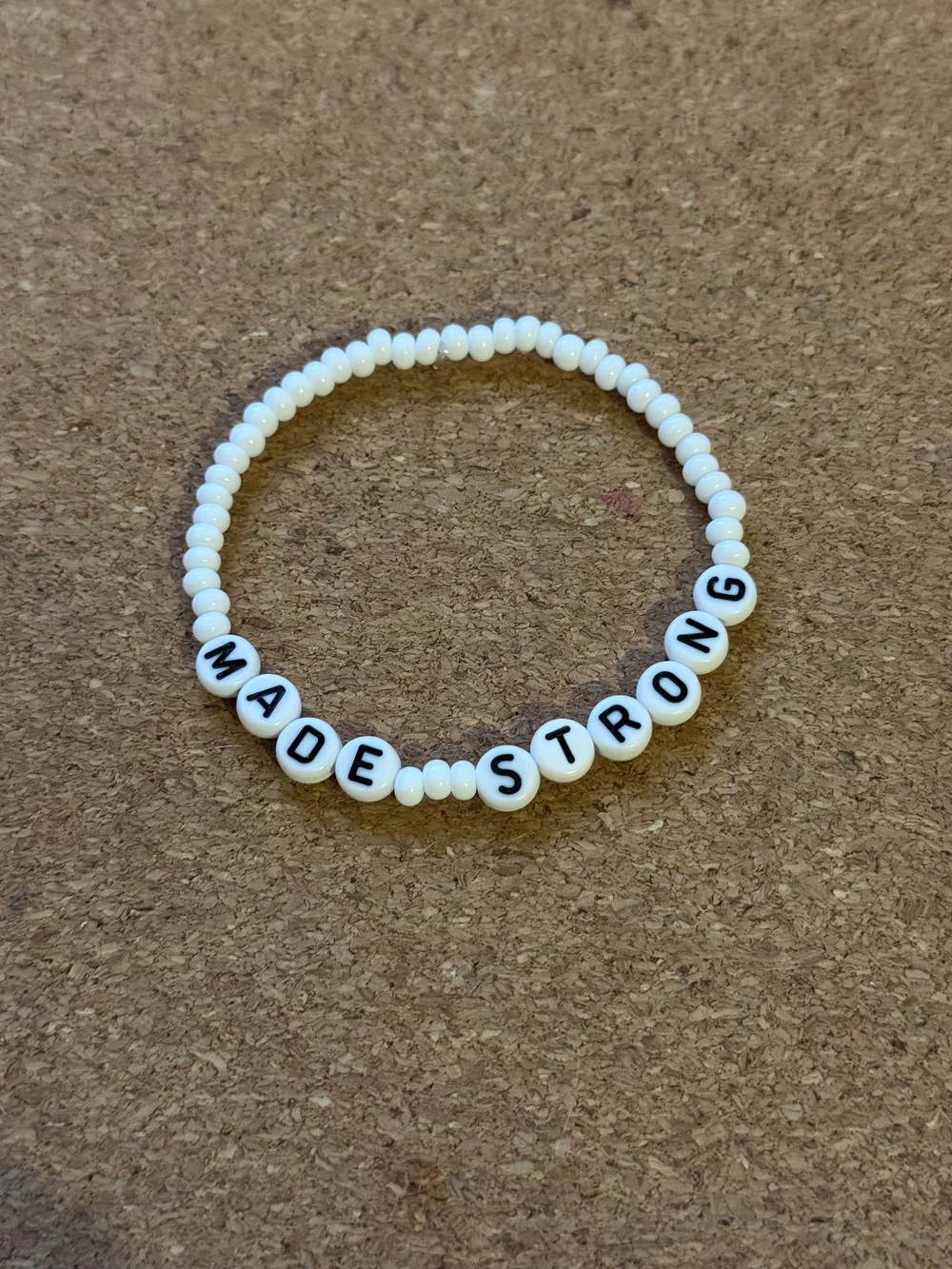 MADE STRONG (hvit) - str L (19cm)