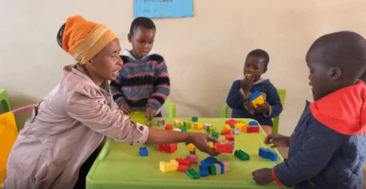 📚 En kasse grunnleggende materiell og leker - store barn