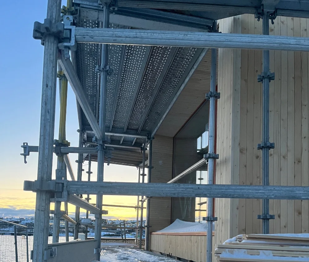 Stor firmasponsor med logo