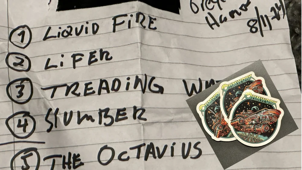 Signert settliste og sticker