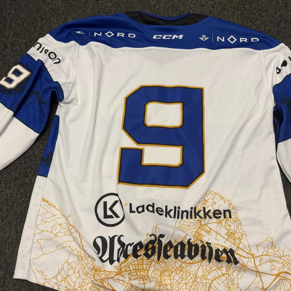 Kampbrukt bortedrakt #9