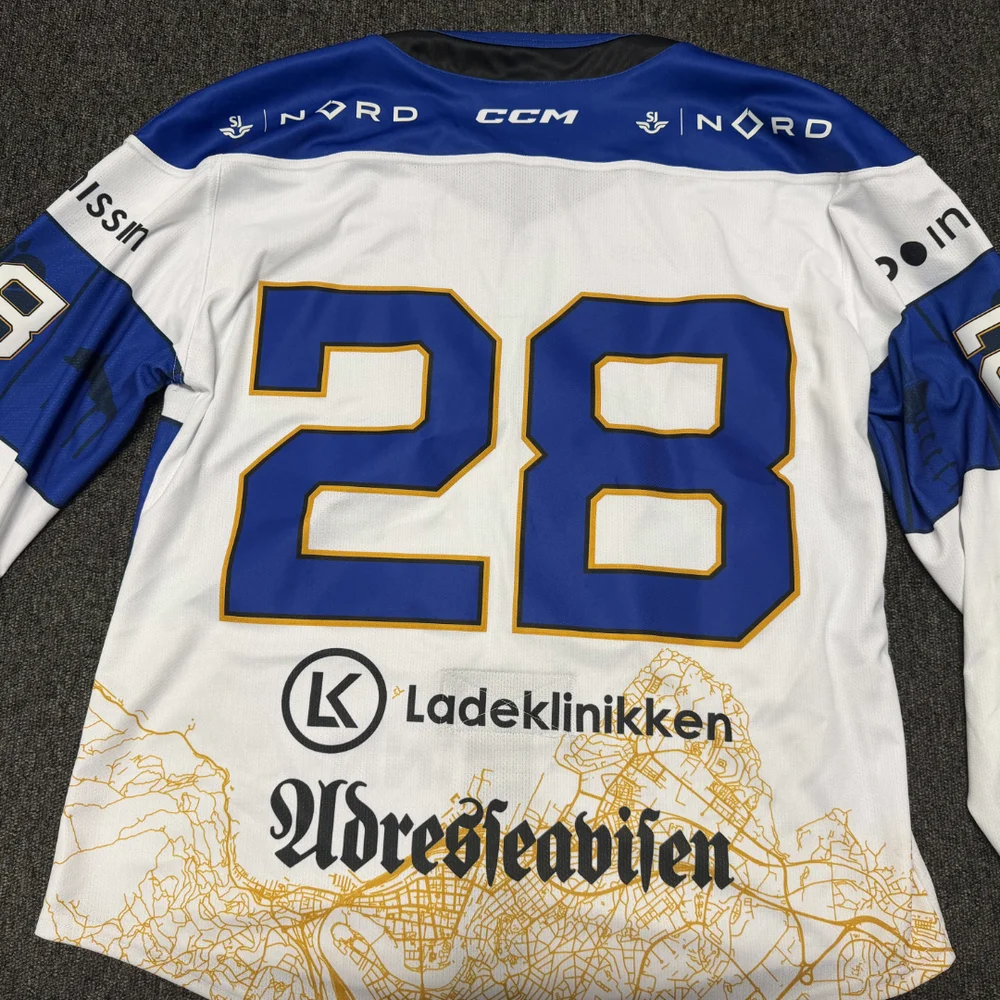 Kampbrukt bortedrakt #28